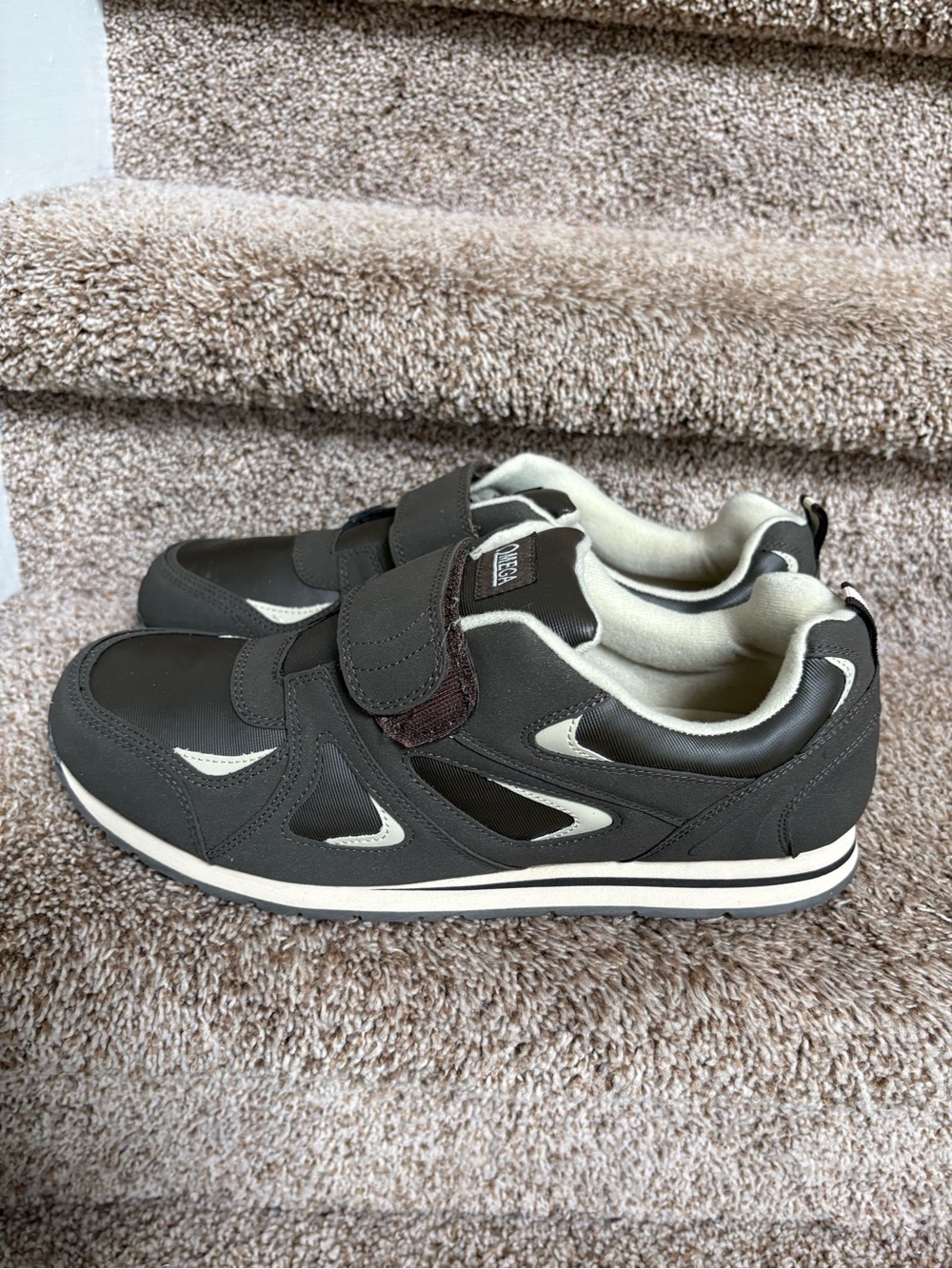 Omega Men’s Athletic Hook-and-Loop Sneakers in Dark Gray and Cream . - Picture 2 of 14